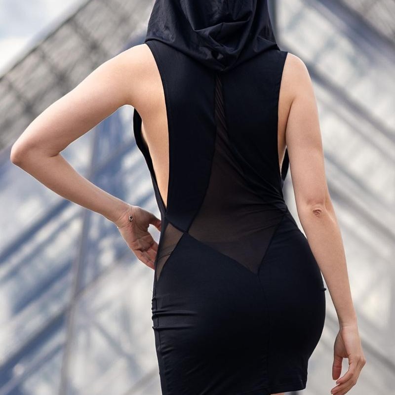 robe noire sensuelle avec capuche adriana de la collection be lily robe noire sensuelle avec capuche adriana de la collection be lily