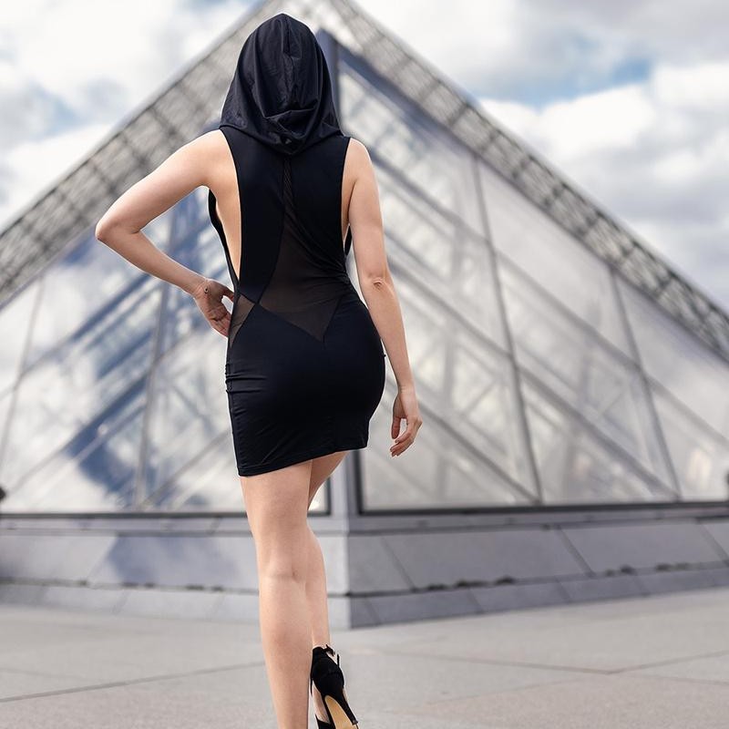 robe noire sensuelle avec capuche adriana de la collection be lily robe noire sensuelle avec capuche adriana de la collection be lily
