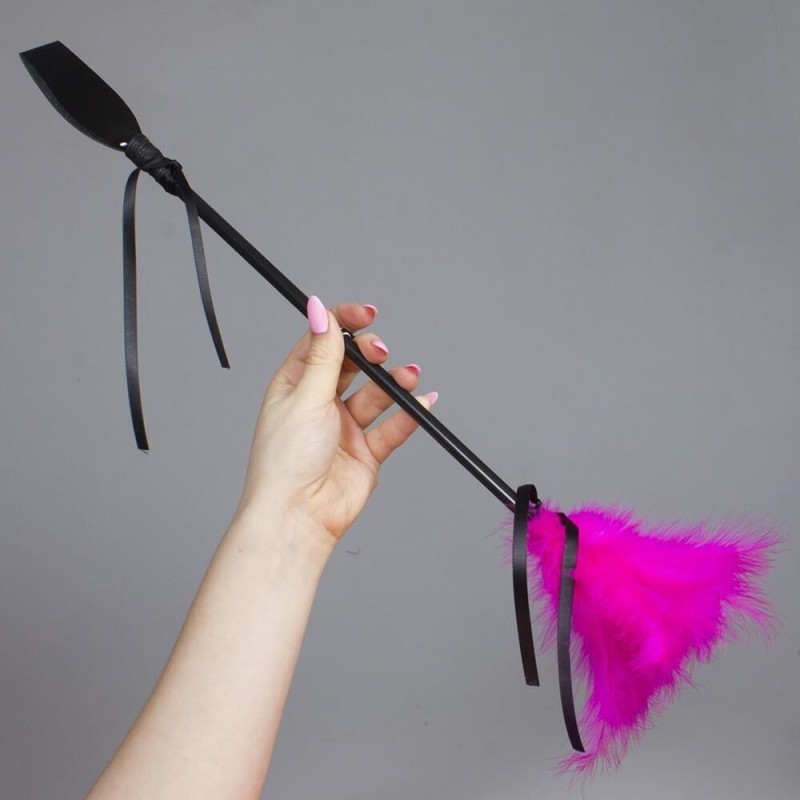 Cravache avec plumeau rose 50 cm pour jeux coquins Cravache avec plumeau rose 50 cm pour jeux coquins