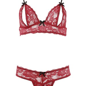 soutiengorge avec bonnets ouverts et string assorti en dentelle rouge de la collection cottelli. soutiengorge avec bonnets ouverts et string assorti en dentelle rouge de la collection cottelli.