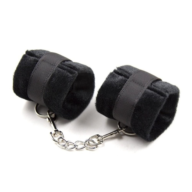 Menottes noires en fourrure très douce avec chainette - accessoires BDSM pas cher Menottes noires en fourrure très douce avec chainette - accessoires BDSM pas cher