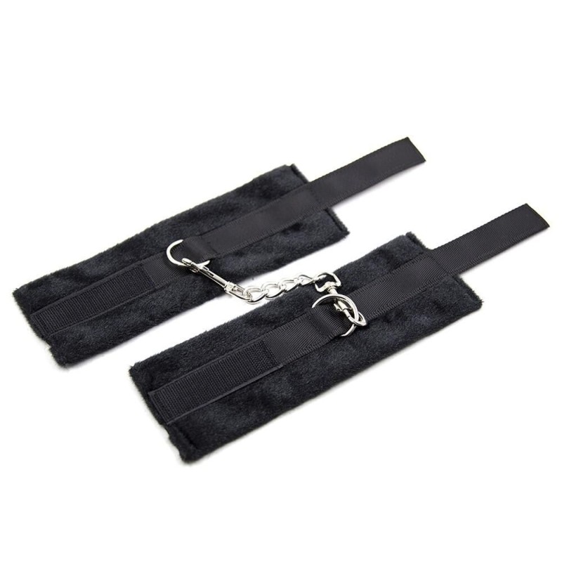 Menottes noires en fourrure très douce avec chainette - accessoires BDSM pas cher Menottes noires en fourrure très douce avec chainette - accessoires BDSM pas cher