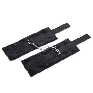 Menottes noires en fourrure très douce avec chainette - accessoires BDSM pas cher Menottes noires en fourrure très douce avec chainette - accessoires BDSM pas cher