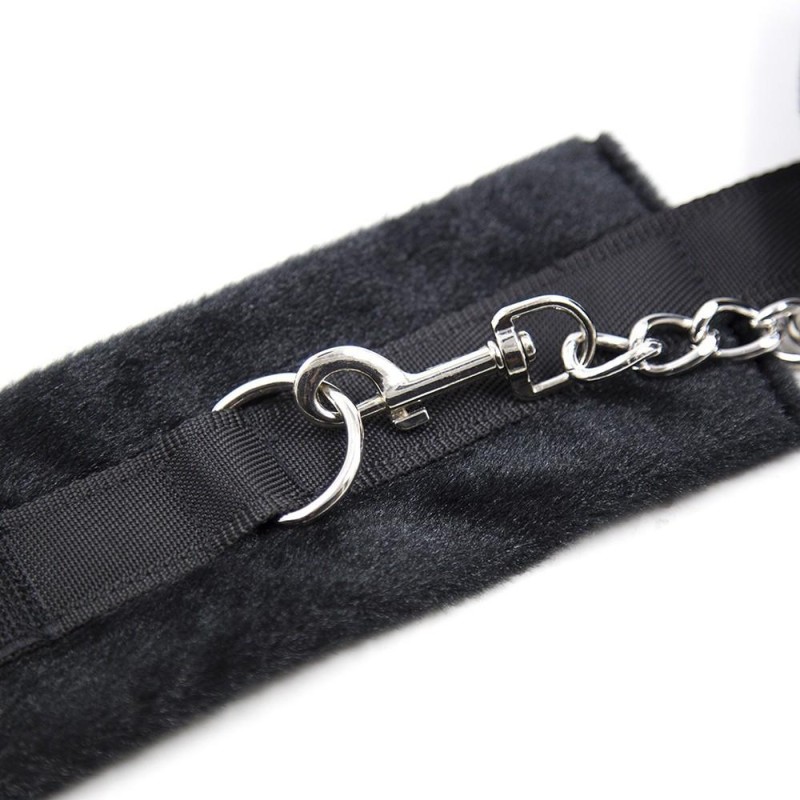 Menottes noires en fourrure très douce avec chainette - accessoires BDSM pas cher Menottes noires en fourrure très douce avec chainette - accessoires BDSM pas cher