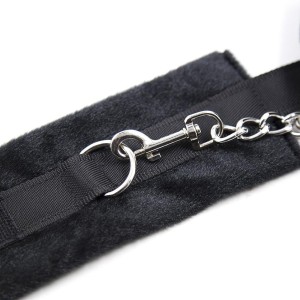 Menottes noires en fourrure très douce avec chainette - accessoires BDSM pas cher Menottes noires en fourrure très douce avec chainette - accessoires BDSM pas cher