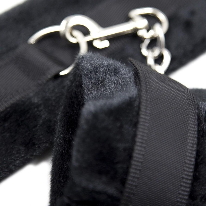 Menottes noires en fourrure très douce avec chainette - accessoires BDSM pas cher Menottes noires en fourrure très douce avec chainette - accessoires BDSM pas cher