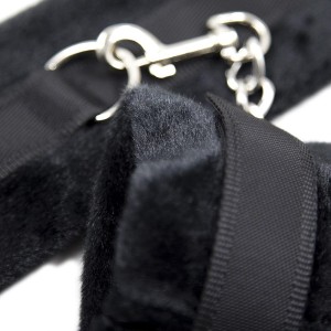 Menottes noires en fourrure très douce avec chainette - accessoires BDSM pas cher Menottes noires en fourrure très douce avec chainette - accessoires BDSM pas cher