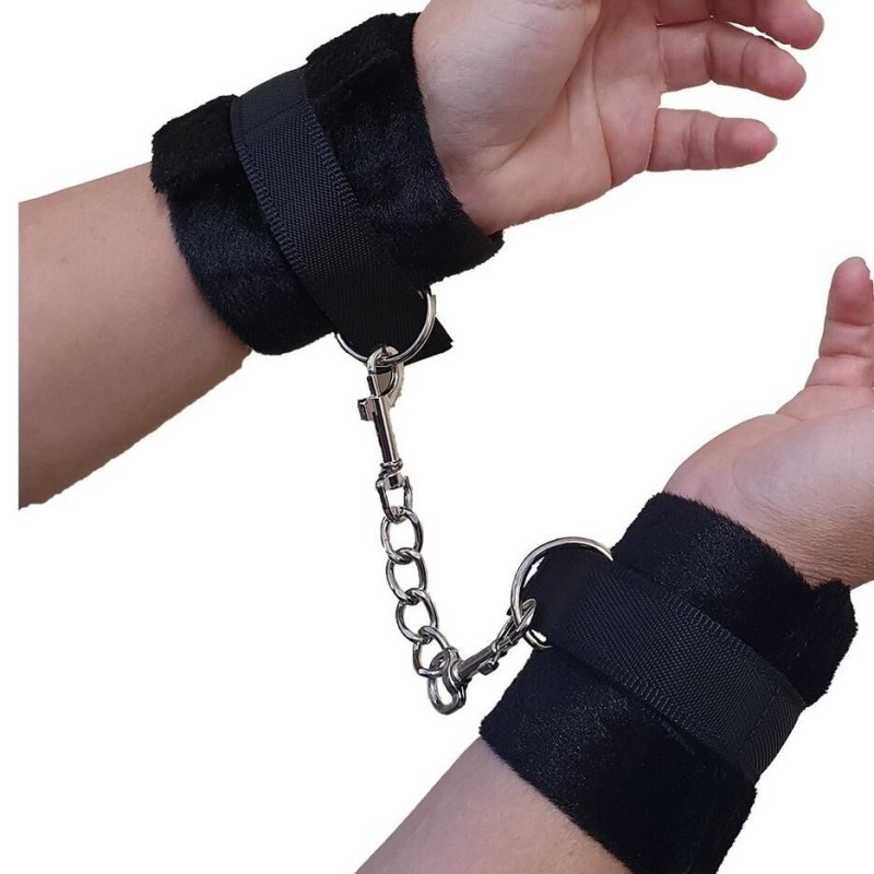 Menottes noires en fourrure très douce avec chainette - accessoires BDSM pas cher Menottes noires en fourrure très douce avec chainette - accessoires BDSM pas cher
