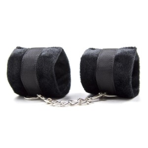 Menottes noires en fourrure très douce avec chainette - accessoires BDSM pas cher Menottes noires en fourrure très douce avec chainette - accessoires BDSM pas cher