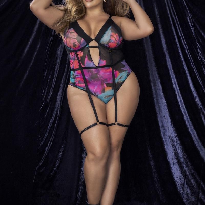 body noir imprimé floral pour femme ronde et forte de mapalé collection. body noir imprimé floral pour femme ronde et forte de mapalé collection.