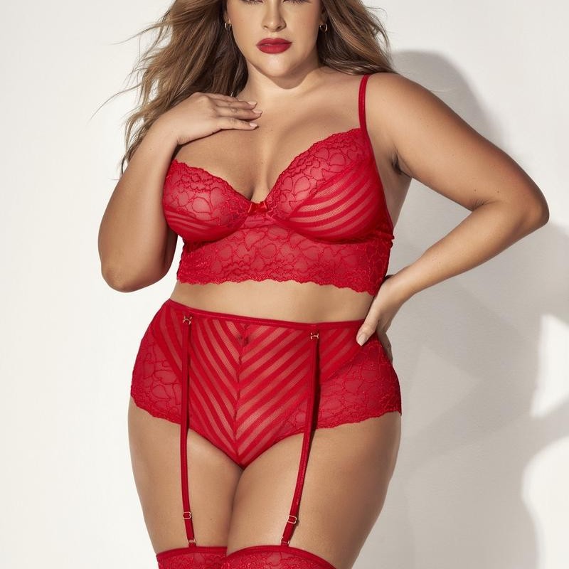 parure lingerie femme ronde avec soutiengorge et culotte rouge sensuelle. parure lingerie femme ronde avec soutiengorge et culotte rouge sensuelle.