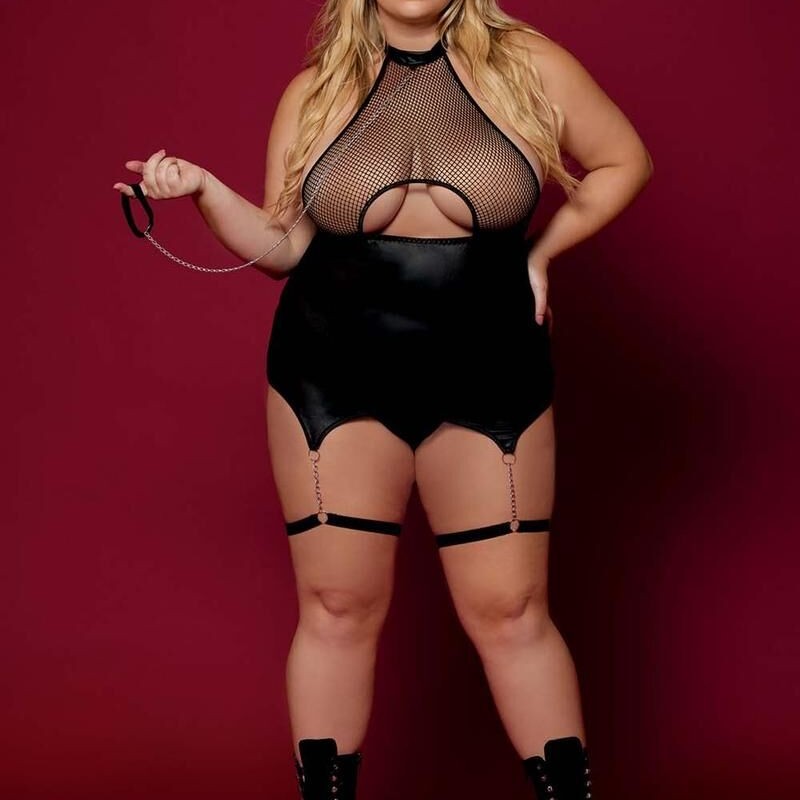 body noir et cuir avec chaines pour soirée et jeux fétichiste et bdsm. body noir et cuir avec chaines pour soirée et jeux fétichiste et bdsm.